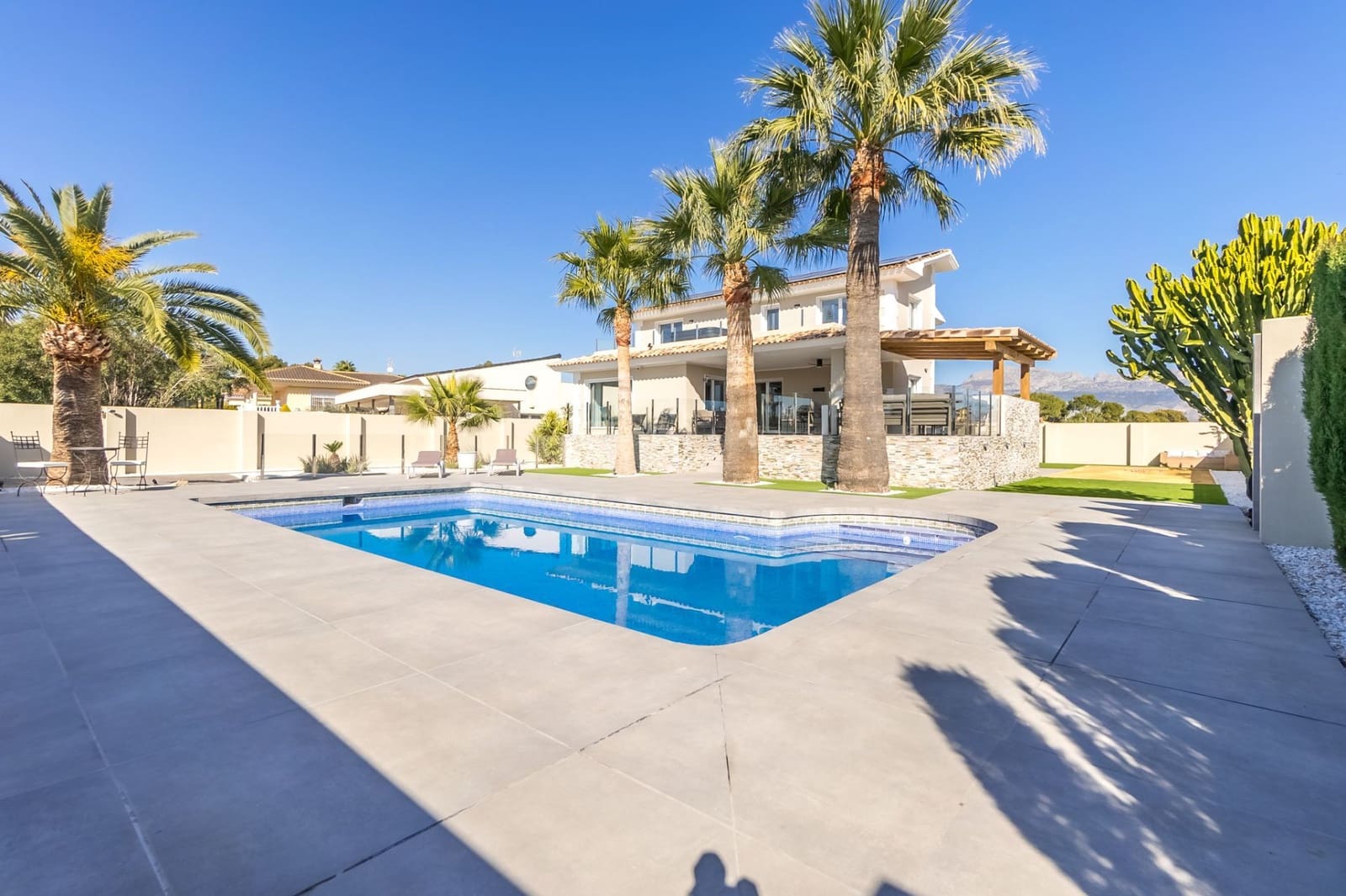 Chalet de 4 habitaciones en Alfaz del Pi / L'Alfàs del Pi en venta con piscina garaje - 1.195.000 € (Ref: 8792203)