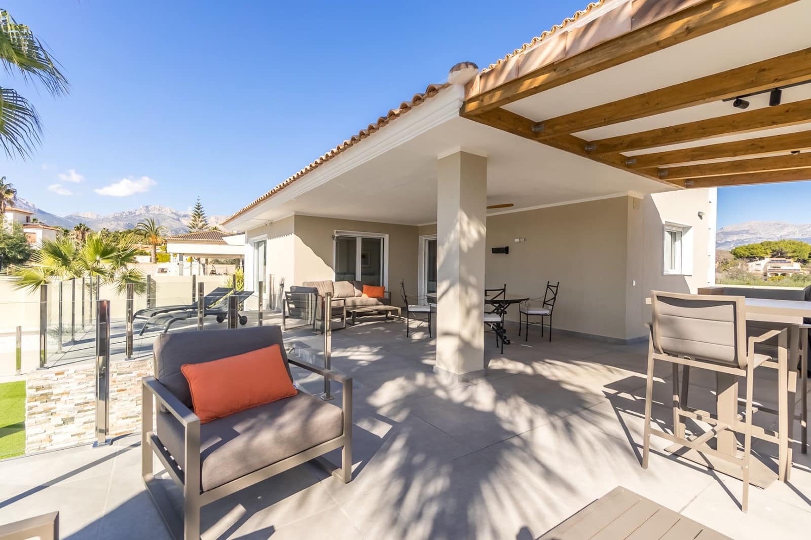 Chalet de 4 habitaciones en Alfaz del Pi / L'Alfàs del Pi en venta con piscina garaje - 1.195.000 € (Ref: 8792203)