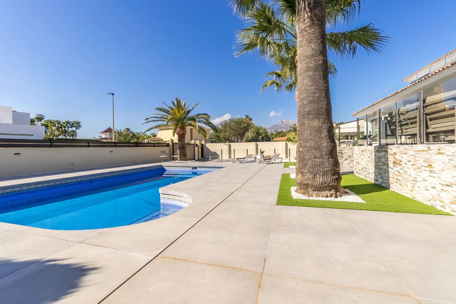 Chalet de 4 habitaciones en Alfaz del Pi / L'Alfàs del Pi en venta con piscina garaje - 1.195.000 € (Ref: 8792203)