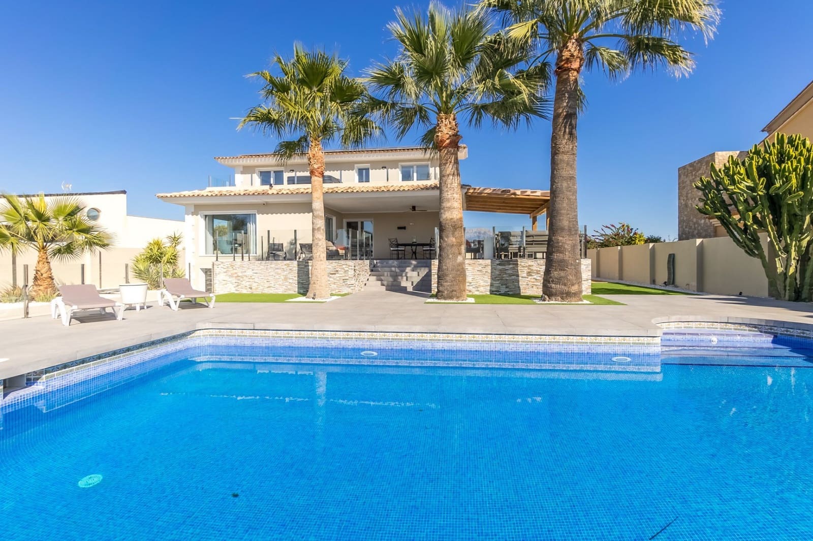 Chalet de 4 habitaciones en Alfaz del Pi / L'Alfàs del Pi en venta con piscina garaje - 1.195.000 € (Ref: 8792203)