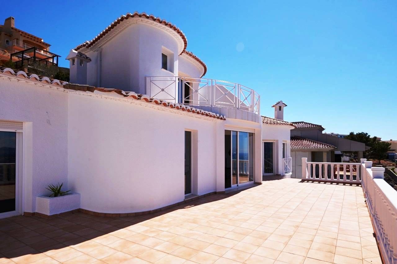 4 bedroom Villa for sale in Altea with pool garage - € 1,195,000 (Ref: 8914778)