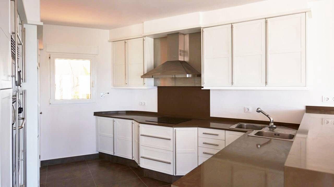 4 bedroom Villa for sale in Altea with pool garage - € 1,195,000 (Ref: 8914778)