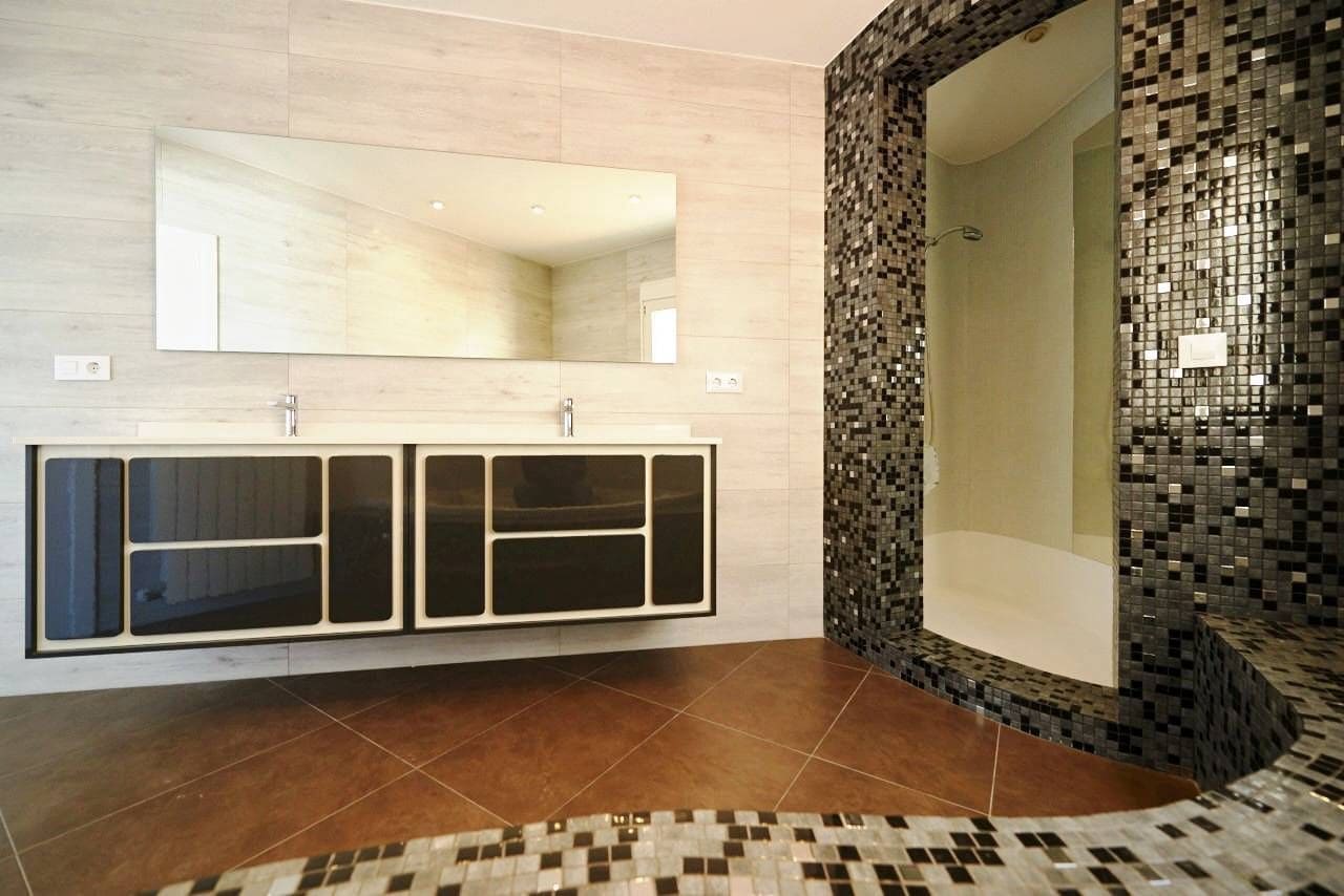 4 bedroom Villa for sale in Altea with pool garage - € 1,195,000 (Ref: 8914778)