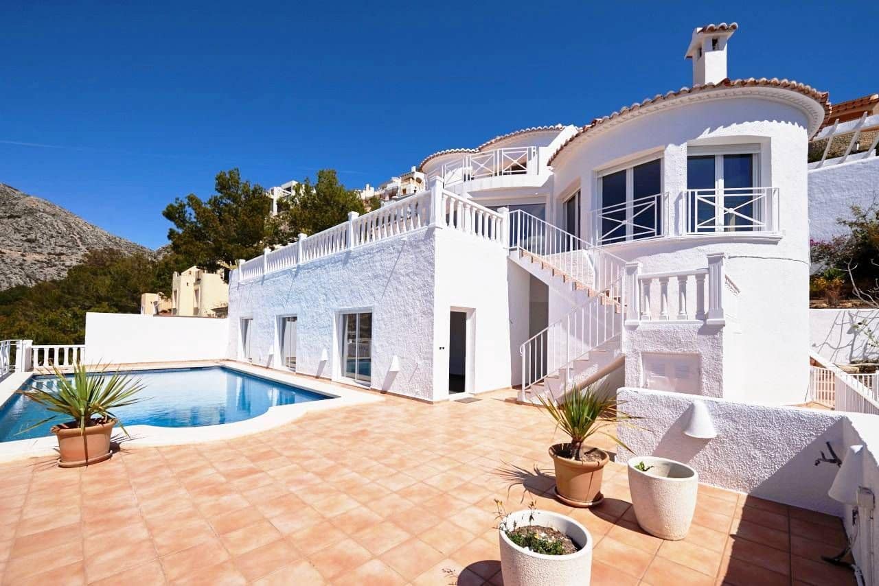4 bedroom Villa for sale in Altea with pool garage - € 1,195,000 (Ref: 8914778)