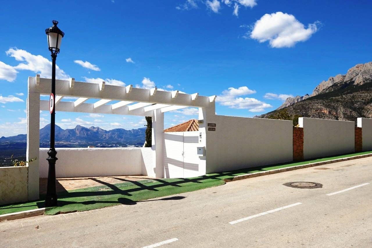 4 bedroom Villa for sale in Altea with pool garage - € 1,195,000 (Ref: 8914778)