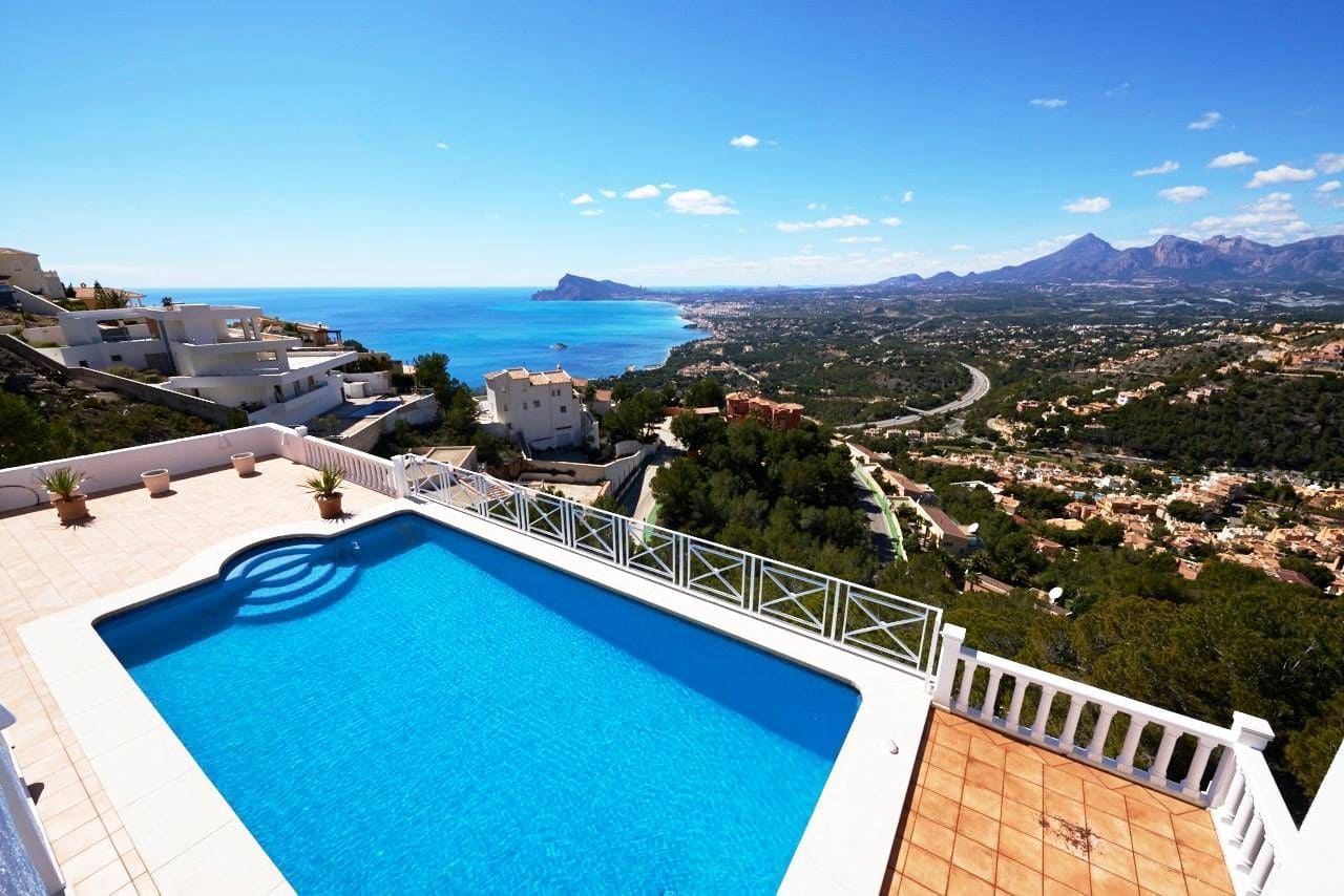4 bedroom Villa for sale in Altea with pool garage - € 1,195,000 (Ref: 8914778)