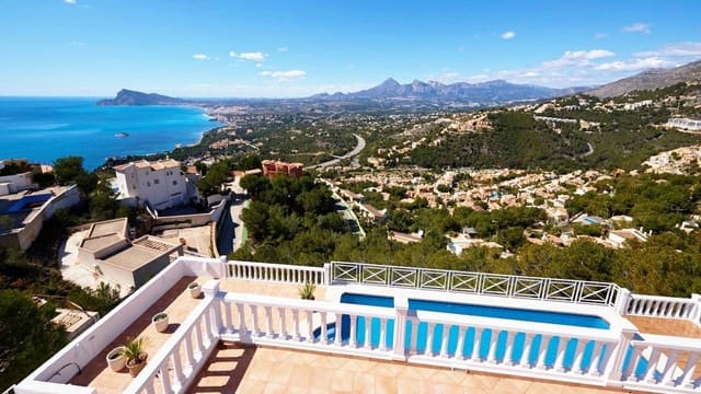 4 bedroom Villa for sale in Altea with pool garage - € 1,195,000 (Ref: 8914778)