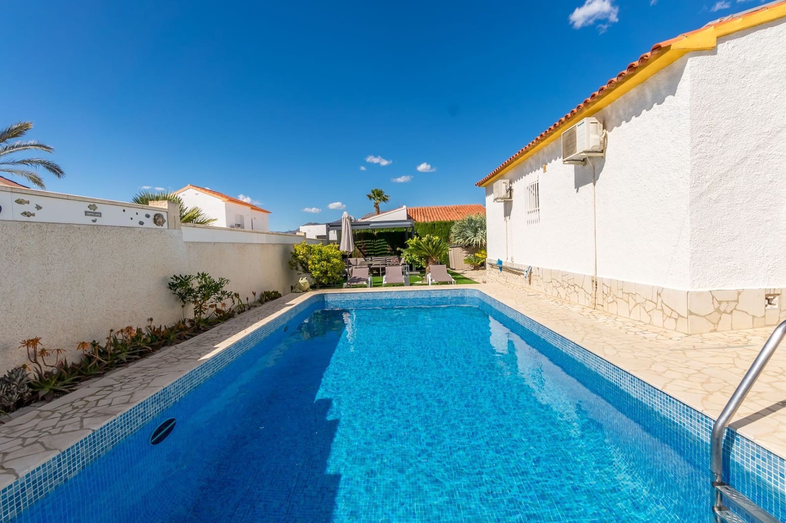 4 Zimmer Villa zu verkaufen in Albir mit Pool Garage - 580.000 € (Ref: 8945917)