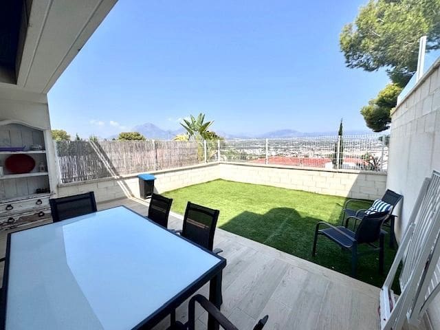 3 quarto Moradia Geminada para arrendar em Albir com piscina garagem - 1 800 € (Ref: 9002975)