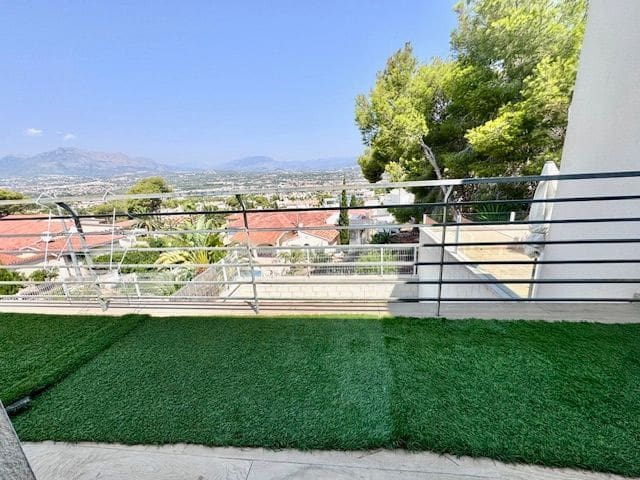 3 quarto Moradia Geminada para arrendar em Albir com piscina garagem - 1 800 € (Ref: 9002975)