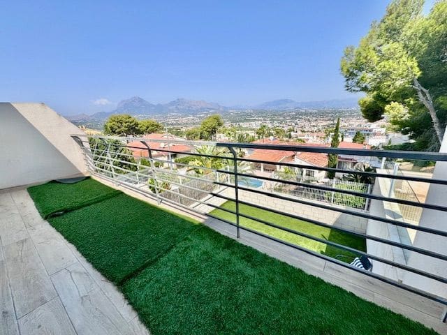 3 quarto Moradia Geminada para arrendar em Albir com piscina garagem - 1 800 € (Ref: 9002975)