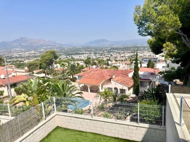 3 quarto Moradia Geminada para arrendar em Albir com piscina garagem - 1 800 € (Ref: 9002975)