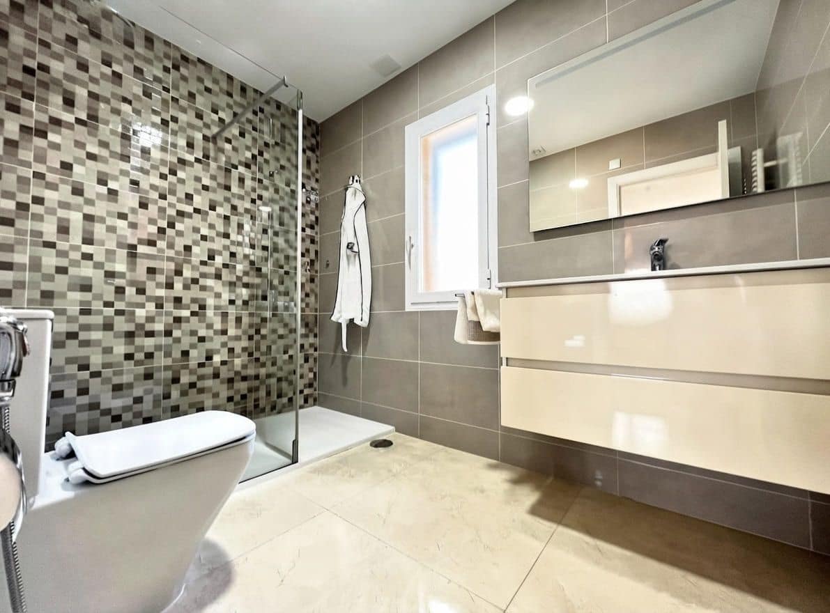 4 sypialnia Dom blizniak na sprzedaż w Albir z basenem garażem - 670 000 € (Ref: 9356675)