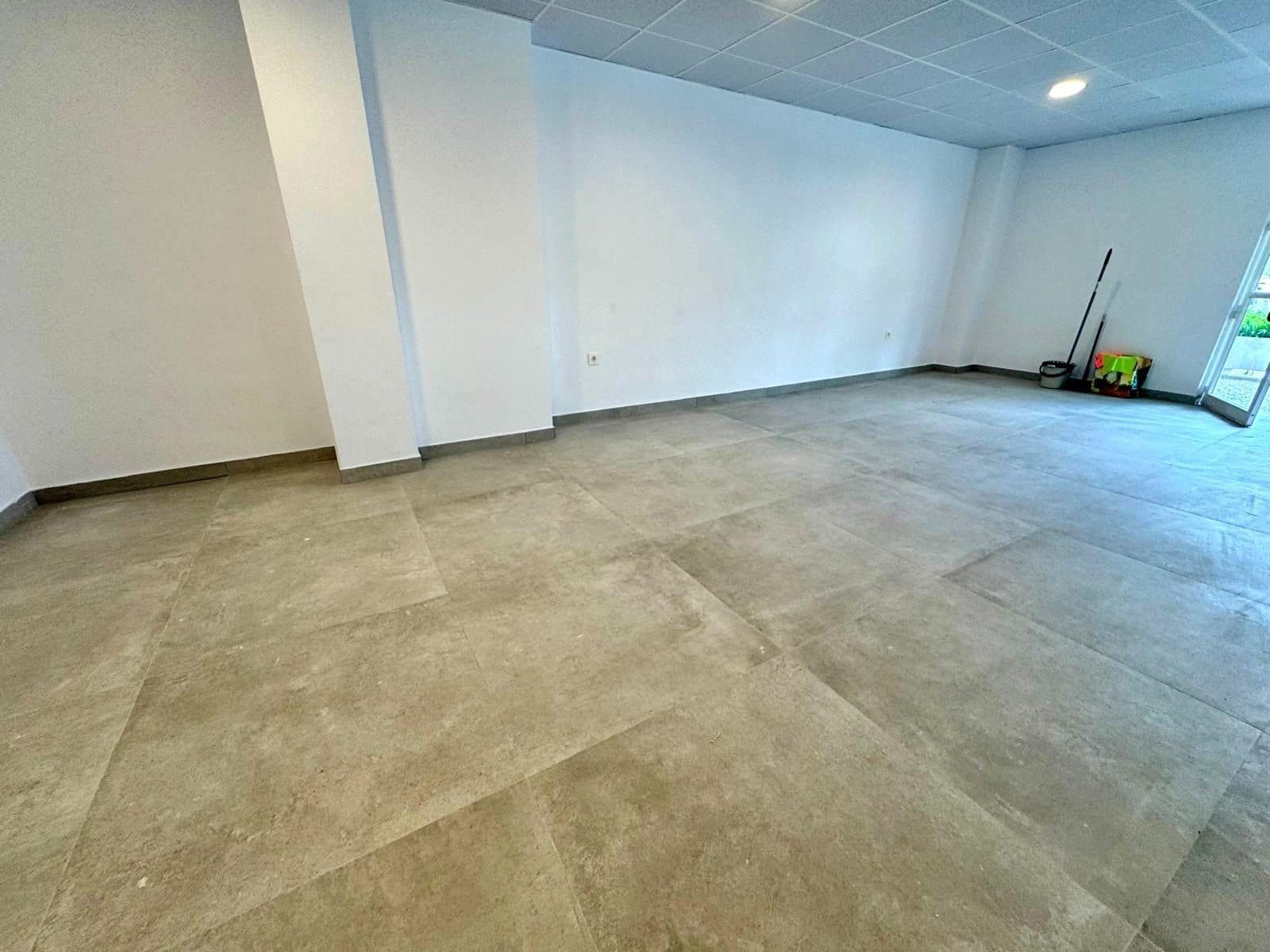 Commercial for rent in Altea - € 950 (Ref: 9827006)