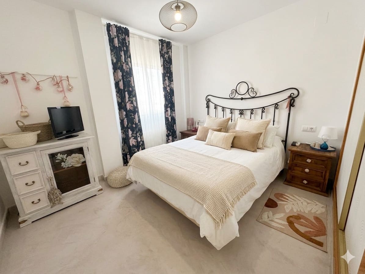 6 bedroom Semi-detached Villa for rent in Alfaz del Pi / L'Alfas del Pi with pool garage - € 2,600 (Ref: 9833255)