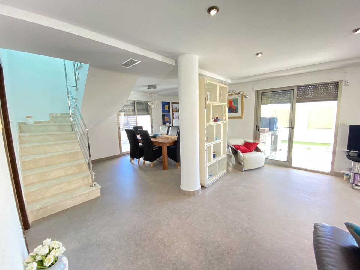 3 sypialnia Willa na sprzedaż w Cox z basenem garażem - 340 000 € (Ref: 7367769)