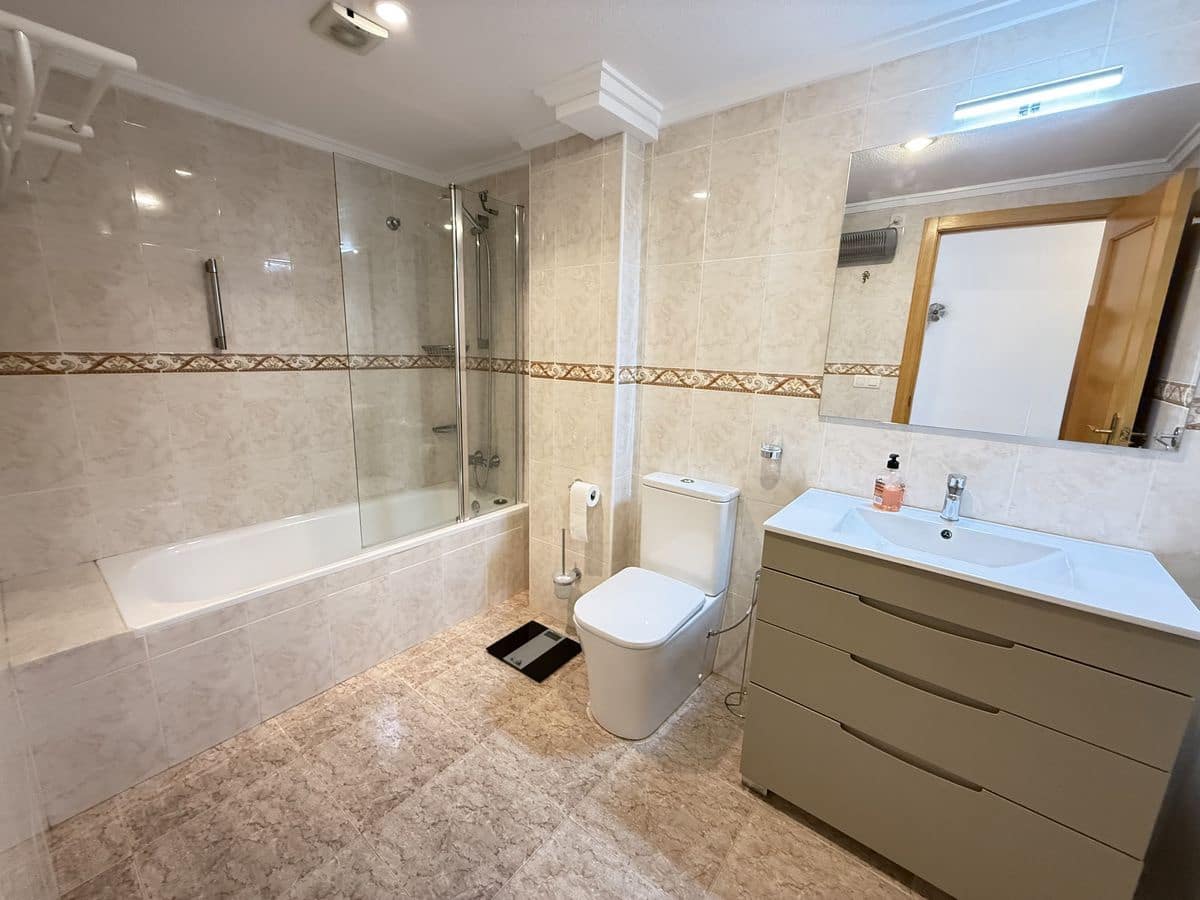 3 soverom Kjedet enebolig til salgs i Benimar med svømmebasseng garasje - € 235 000 (Ref: 9319723)