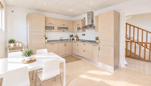 4 soveværelse Semi-Rækkehus til leje i Torremuelle, Benalmádena med swimmingpool garage - € 4.500 (Ref: 10101530)