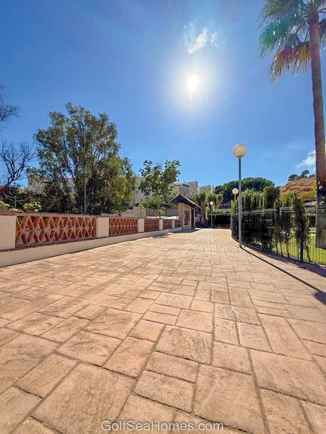 2 makuuhuone Asunto myytävänä paikassa Torrequebrada mukana uima-altaan 
autotalli - 379 000 € (Ref: 9283516)