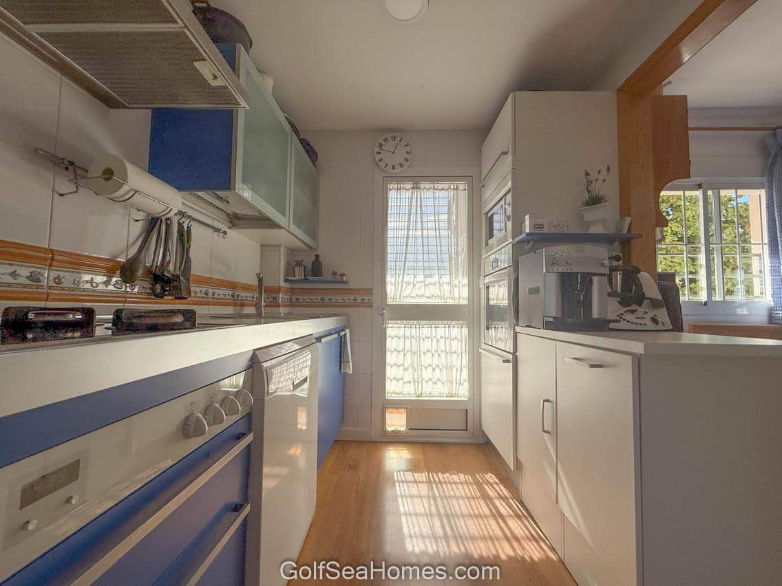 3 bedroom Flat for rent in Malaga city with pool garage - € 1,400 (Ref: 9374835)