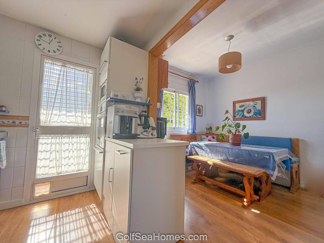 3 bedroom Flat for rent in Malaga city with pool garage - € 1,400 (Ref: 9374835)