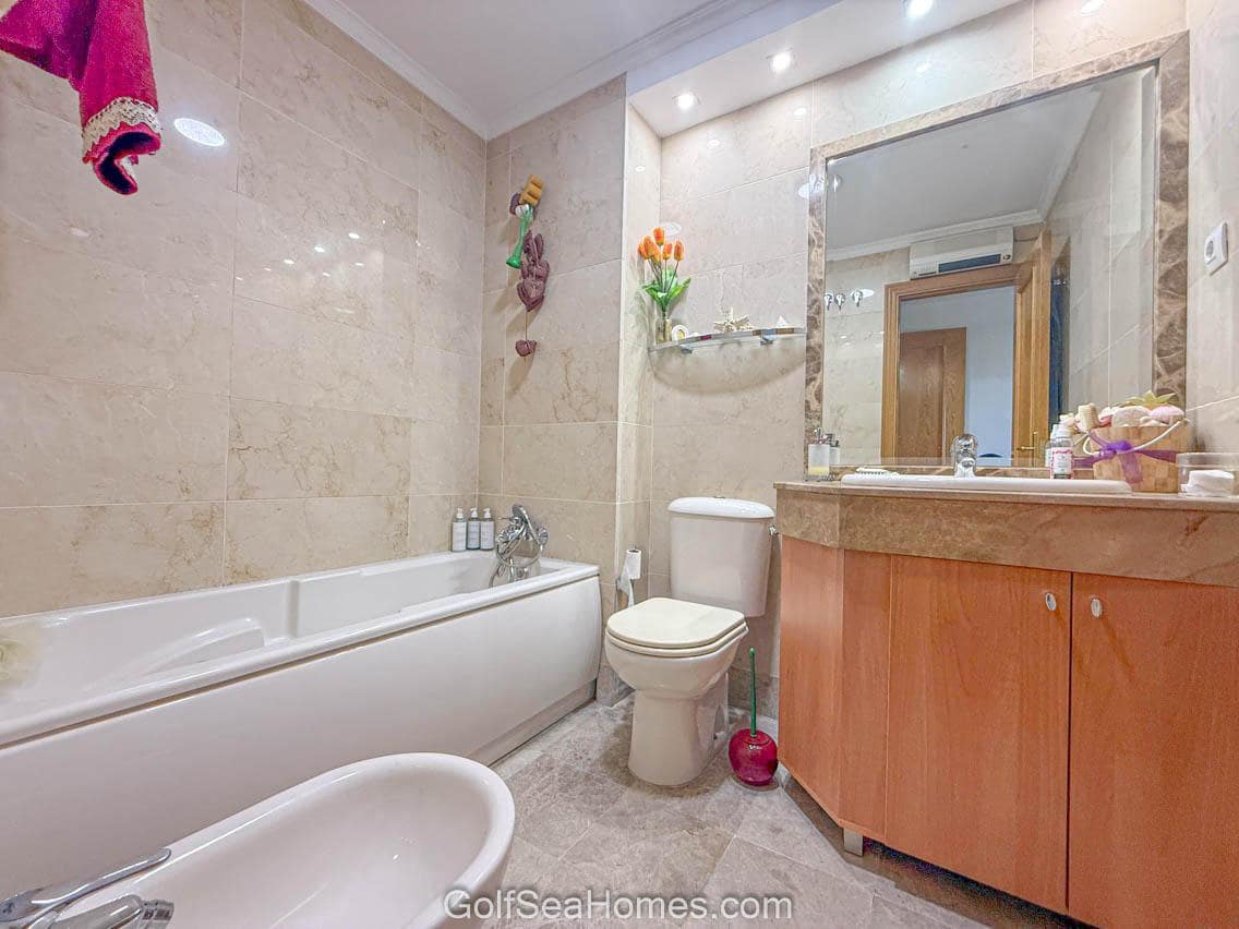 3 bedroom Flat for rent in Malaga city with pool garage - € 1,400 (Ref: 9374835)