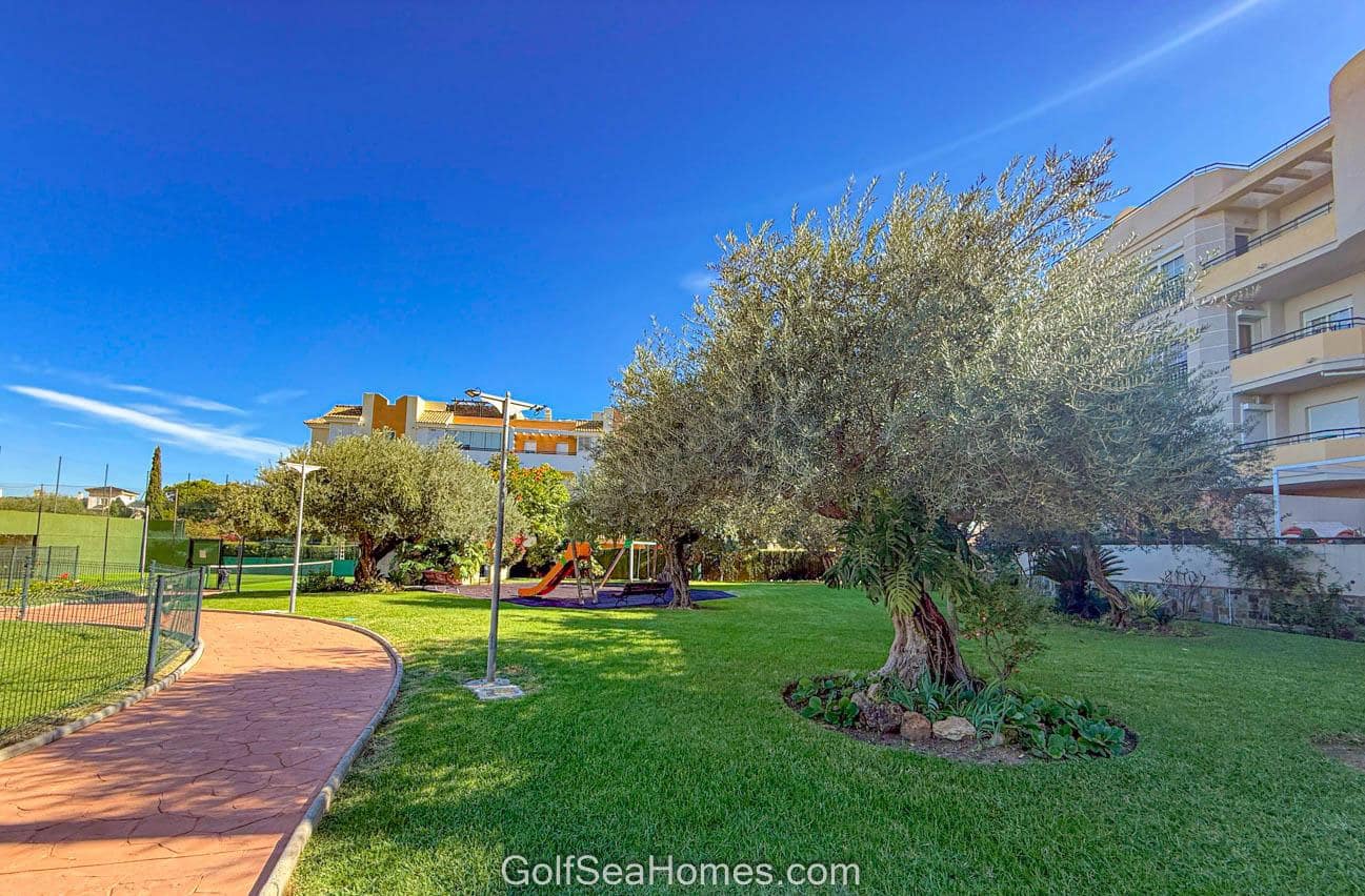 3 bedroom Flat for rent in Malaga city with pool garage - € 1,400 (Ref: 9374835)