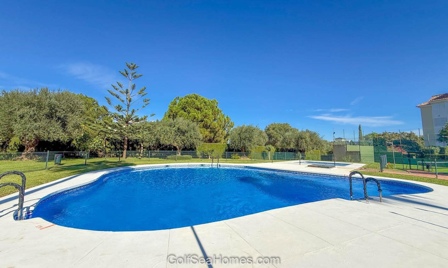 3 bedroom Flat for rent in Malaga city with pool garage - € 1,400 (Ref: 9374835)