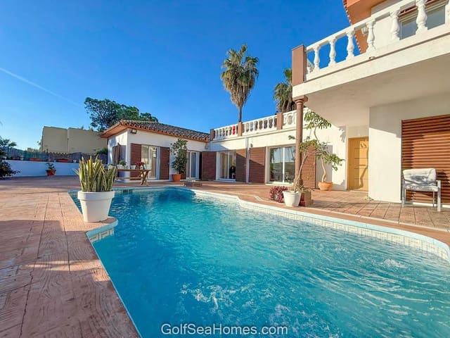 Chalet de 4 habitaciones en Benalmadena Costa, Benalmádena en alquiler con piscina garaje - 3.500 € (Ref: 9478519)