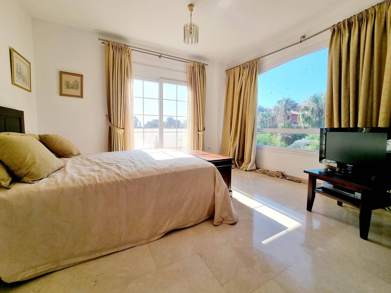 5 slaapkamer Villa te koop in Torrequebrada met zwembad garage - € 950.000 (Ref: 9850063)