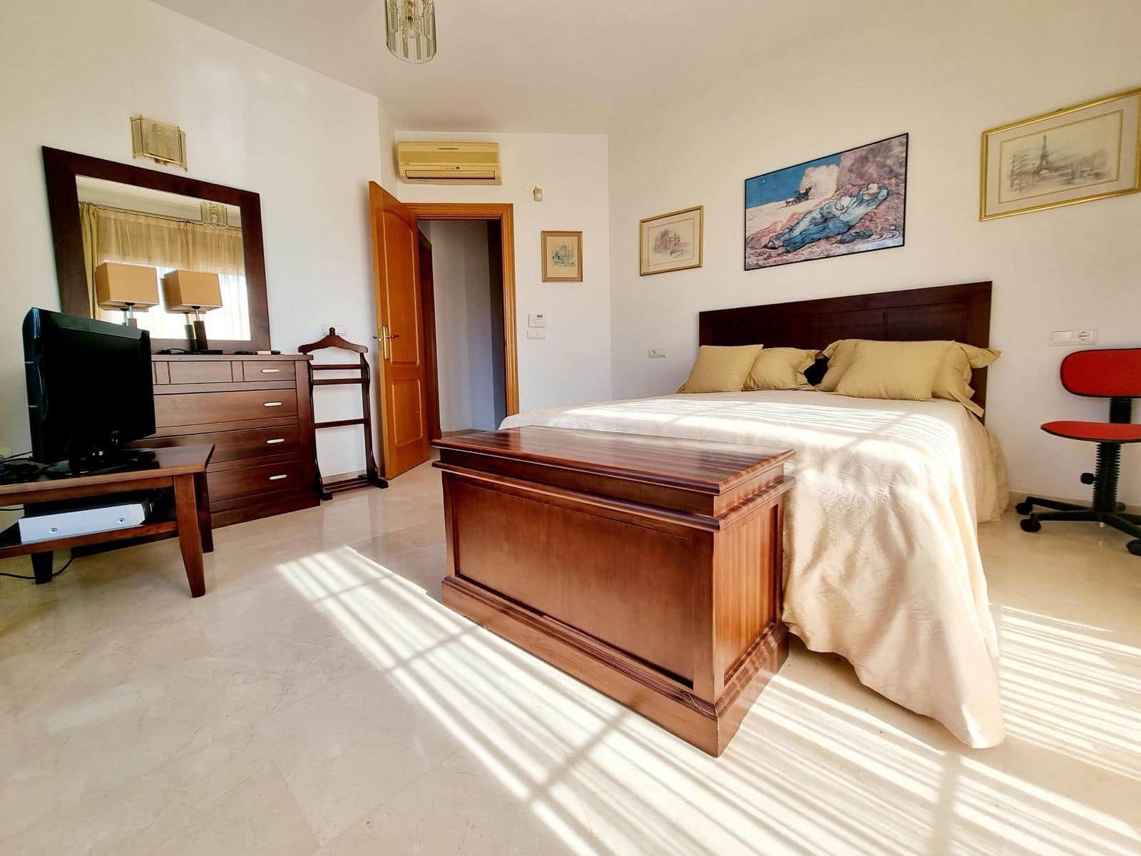 5 slaapkamer Villa te koop in Torrequebrada met zwembad garage - € 950.000 (Ref: 9850063)