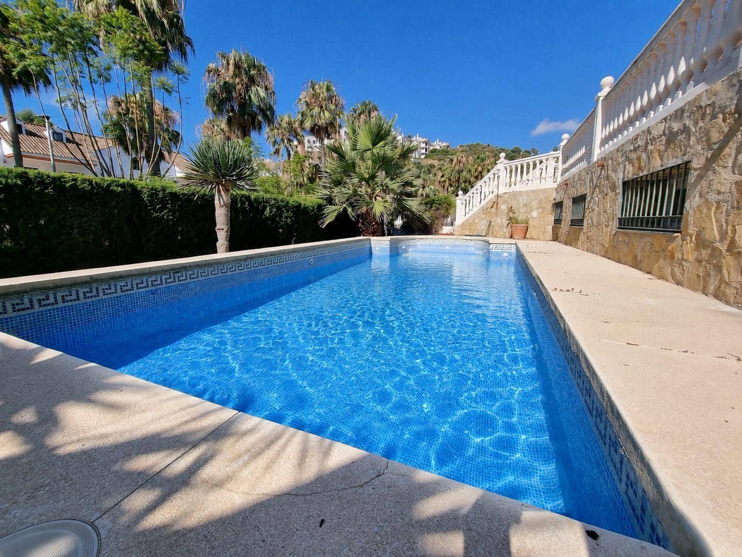 5 slaapkamer Villa te koop in Torrequebrada met zwembad garage - € 950.000 (Ref: 9850063)