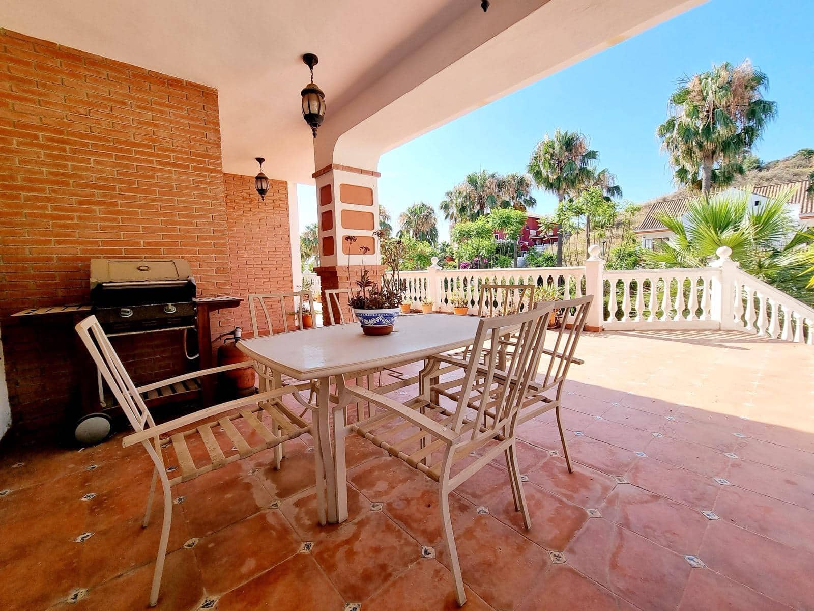 5 slaapkamer Villa te koop in Torrequebrada met zwembad garage - € 950.000 (Ref: 9850063)