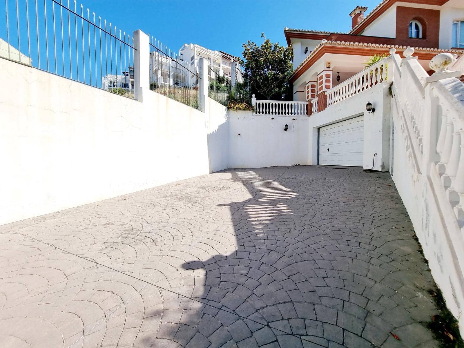 5 slaapkamer Villa te koop in Torrequebrada met zwembad garage - € 950.000 (Ref: 9850063)