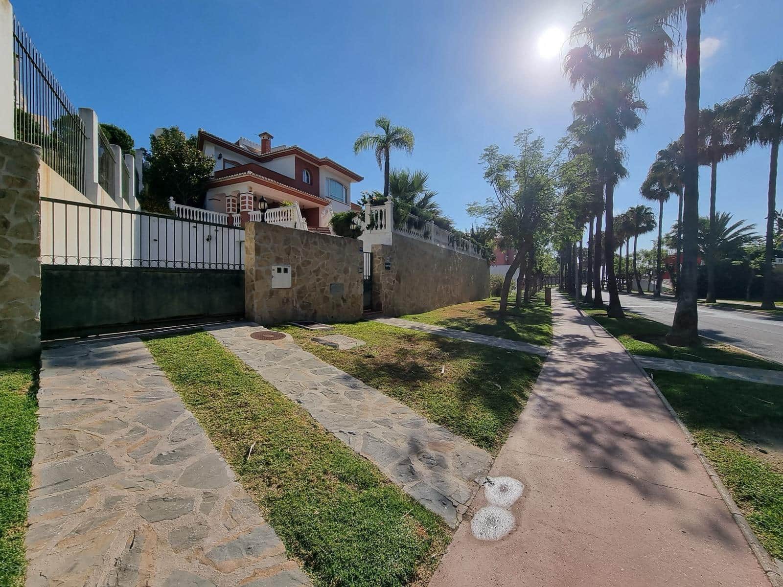 5 slaapkamer Villa te koop in Torrequebrada met zwembad garage - € 950.000 (Ref: 9850063)