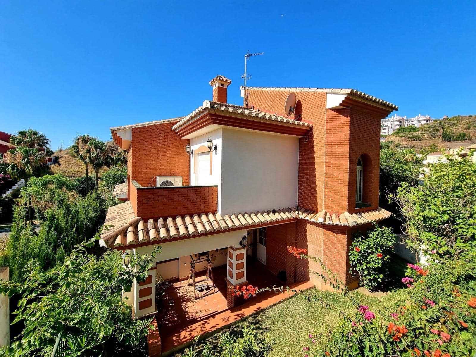 5 slaapkamer Villa te koop in Torrequebrada met zwembad garage - € 950.000 (Ref: 9850063)