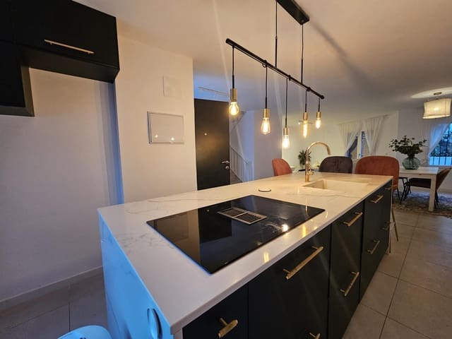 3 quarto Moradia para arrendar em Torrequebrada, Benalmádena com piscina garagem - 2 400 € (Ref: 9937345)
