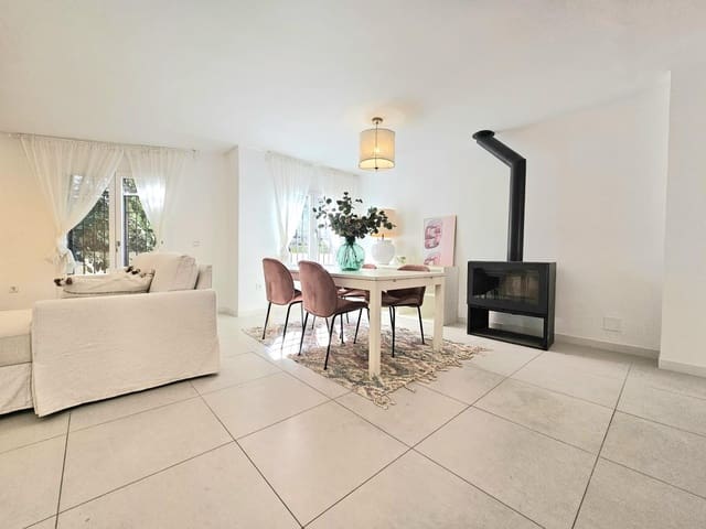 3 soveværelse Villa til leje i Torrequebrada, Benalmádena med swimmingpool garage - € 2.200 (Ref: 9937345)