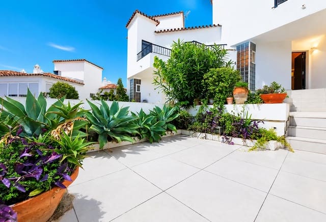 3 soveværelse Villa til leje i Torrequebrada, Benalmádena med swimmingpool garage - € 2.200 (Ref: 9937345)
