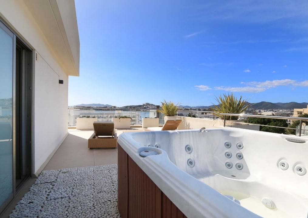 2 soveværelse Villa til salg i Talamanca med swimmingpool garage - € 1.790.000 (Ref: 7999428)