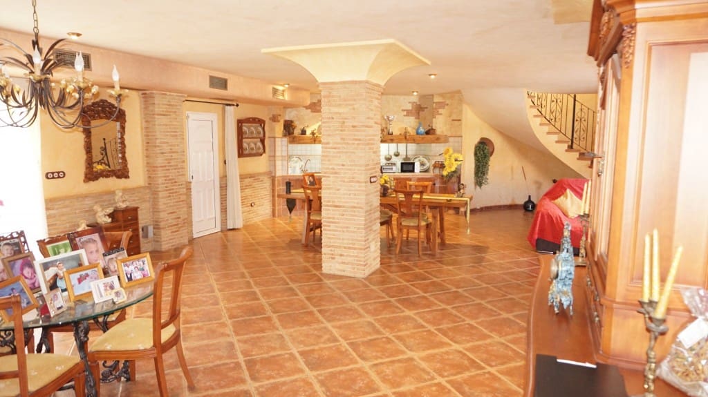 6 bedroom Townhouse for sale in Formentera del Segura with pool garage - € 550,000 (Ref: 7423857)
