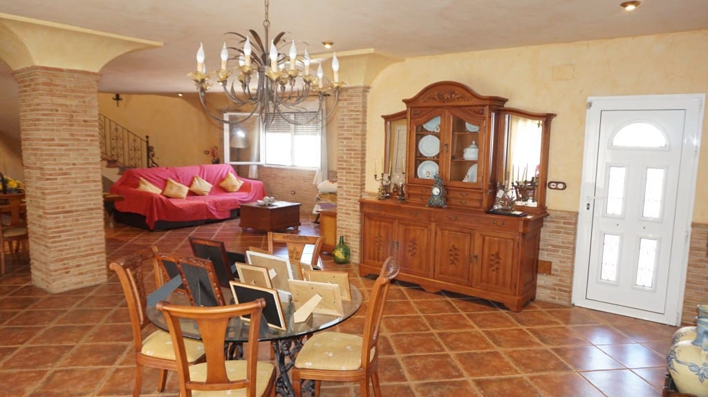 6 bedroom Townhouse for sale in Formentera del Segura with pool garage - € 550,000 (Ref: 7423857)
