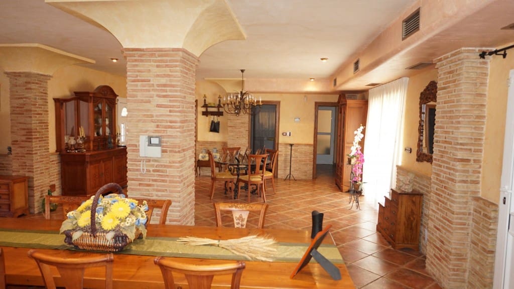 6 bedroom Townhouse for sale in Formentera del Segura with pool garage - € 550,000 (Ref: 7423857)