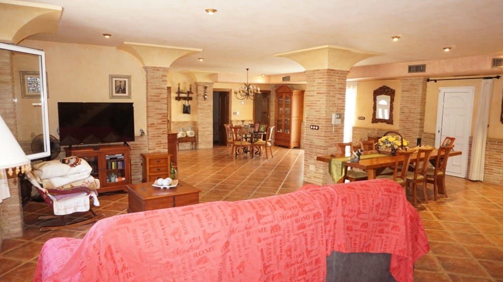 6 bedroom Townhouse for sale in Formentera del Segura with pool garage - € 550,000 (Ref: 7423857)