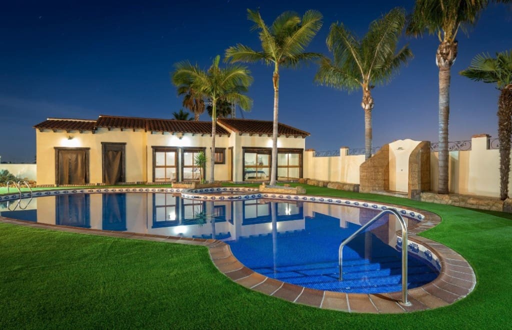 7 soveværelse Finca/Landehus til salg i Catral med swimmingpool garage - € 780.000 (Ref: 8370711)
