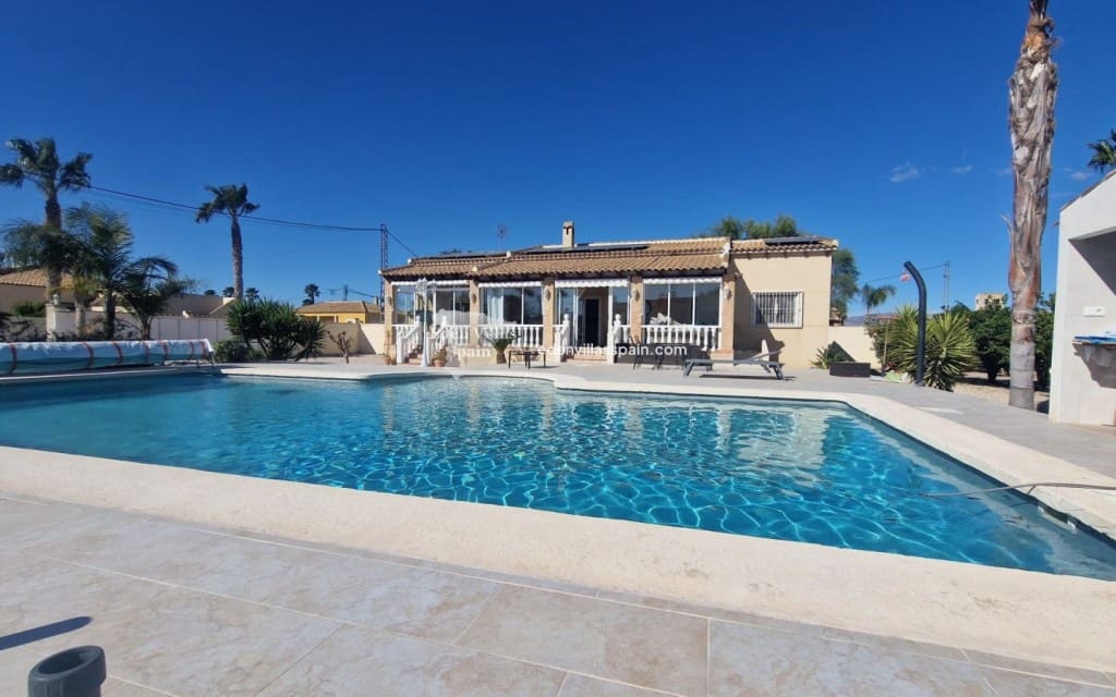 3 soveværelse Finca/Landehus til salg i Catral med swimmingpool garage - € 399.995 (Ref: 9015557)