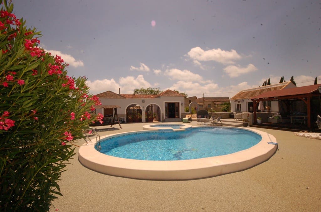 5 slaapkamer Finca/Landhuis te koop in Jacarilla met zwembad - € 595.000 (Ref: 9115942)