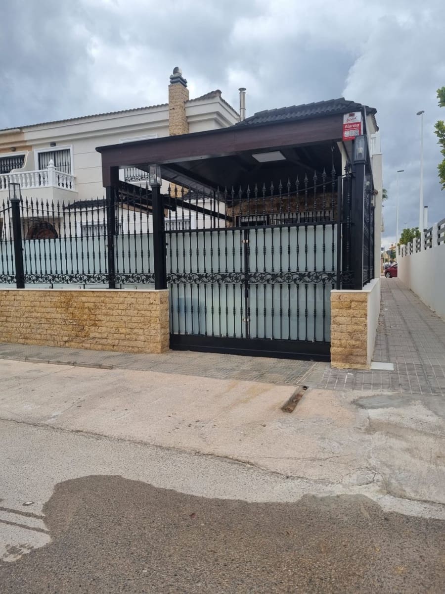 4 soveværelse Semi-Rækkehus til salg i La Zenia med swimmingpool - € 359.000 (Ref: 9346878)