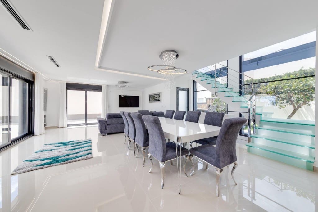 5 makuuhuone Huvila myytävänä paikassa San Miguel de Salinas mukana uima-altaan - 849 000 € (Ref: 9390197)