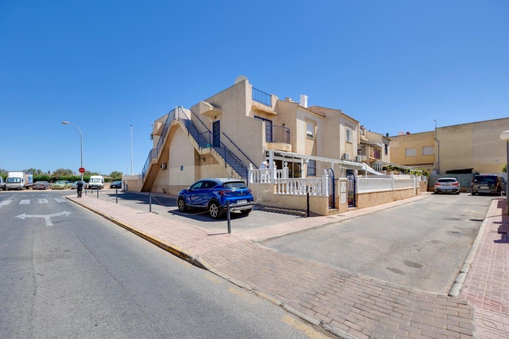 2 makuuhuone Kattohuoneisto myytävänä paikassa Torrevieja mukana uima-altaan - 155 500 € (Ref: 9390402)